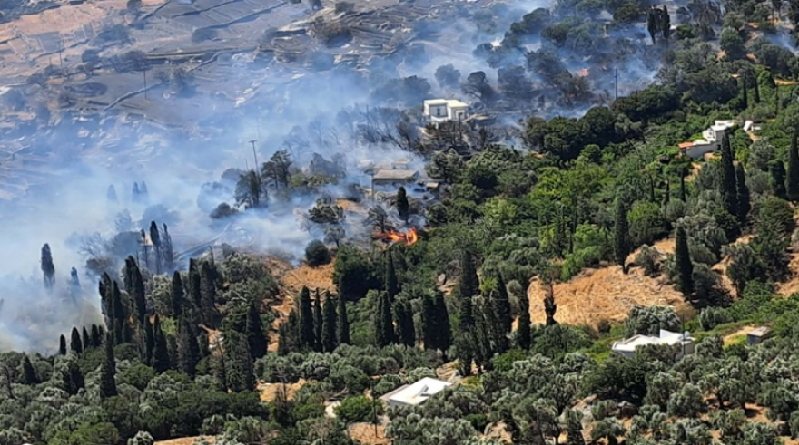 Φωτιά στην Άνδρο, νέο 112 για εκκένωση του Κόλυμπου