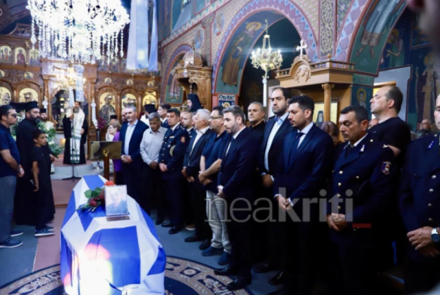 Σε κλίμα οδύνης η κηδεία του πυροσβέστη Εμμανουήλ Στρατιδάκη στο Ρέθυμνο