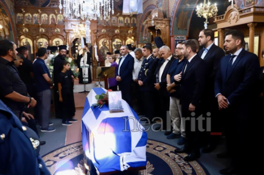 Σε κλίμα οδύνης η κηδεία του πυροσβέστη Εμμανουήλ Στρατιδάκη στο Ρέθυμνο