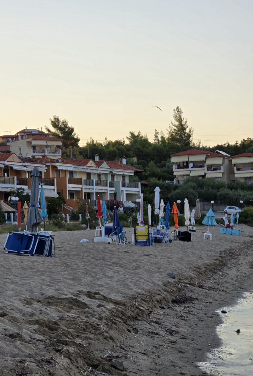 «Ρεζερβέ» στην αμμουδιά με... αλυσίδες: Ξήλωσαν 100 ομπρέλες και ξαπλώστρες από παραλία της Χαλκιδικής