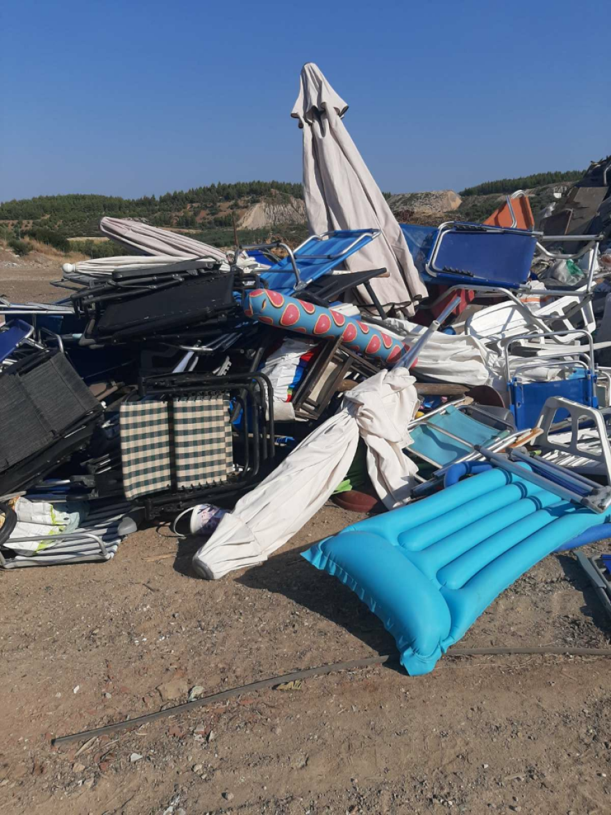 «Ρεζερβέ» στην αμμουδιά με... αλυσίδες: Ξήλωσαν 100 ομπρέλες και ξαπλώστρες από παραλία της Χαλκιδικής