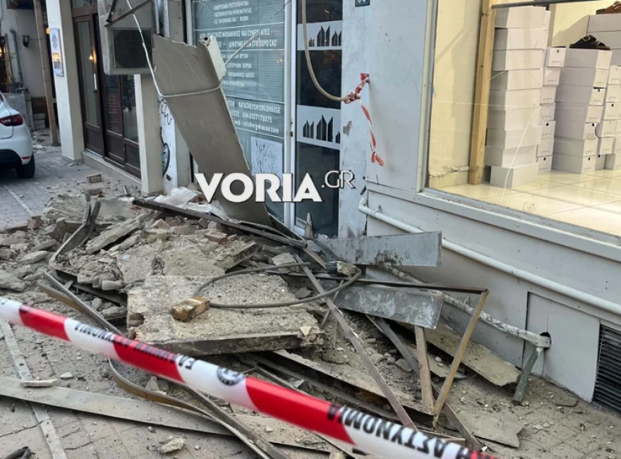 «Ακούστηκε δυνατό μπαμ σαν σεισμός»: Κατέρρευσε τμήμα μπαλκονιού από κτίριο στο κέντρο της Θεσσαλονίκης, δείτε βίντεο και φωτογραφίες