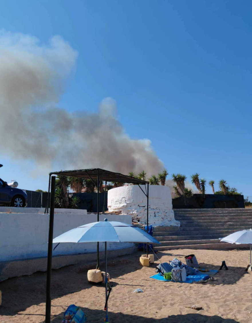 Φωτιά δίπλα σε σπίτια στο Καλοπήγαδο Κερατέας: 112 για εκκένωση από Αγία Μαρίνα και Τσονίμα προς λεωφόρο Λαυρίου, βίντεο και φωτογραφίες