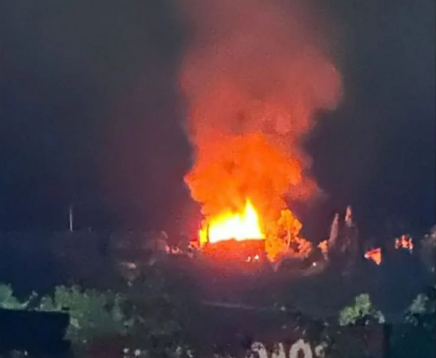 Φωτιά σε οινοποιείο στην Πάτρα, μεγάλη επιχείρηση της Πυροσβεστικής 