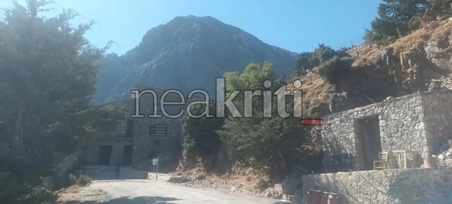 60χρονος στον Ομαλό εγκλωβίστηκε στο ΙΧ του και σκοτώθηκε όταν το όχημα κατακρημνίστηκε στο Ξυλόσκαλο