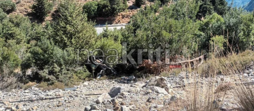 60χρονος στον Ομαλό εγκλωβίστηκε στο ΙΧ του και σκοτώθηκε όταν το όχημα κατακρημνίστηκε στο Ξυλόσκαλο
