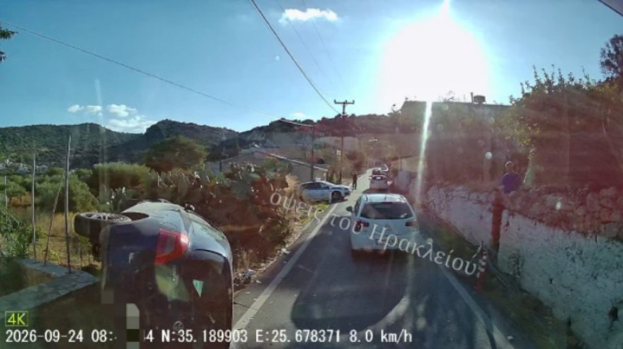 Ανατράπηκε αυτοκίνητο με μητέρα και 7χρονο παιδί σε παρακαμπτήριο δρόμο του ΒΟΑΚ, μεταφέρθηκαν τραυματισμένοι στο νοσοκομείο