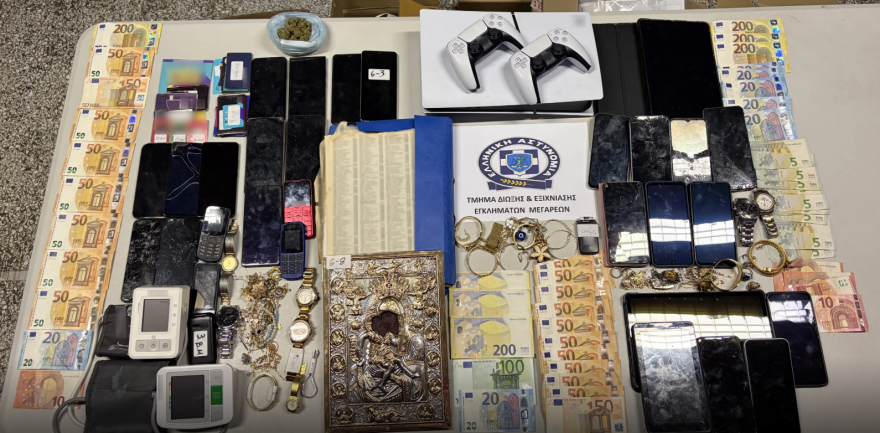 Η στιγμή που πάνοπλοι αστυνομικοί μπαίνουν σε σπίτι πολυμήχανης σπείρας: Οι απάτες με ηχογραφημένα μηνύματα, οι «εισπράκτορες» και η λεία των 350.000 ευρώ