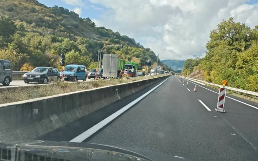 Έκλεισε η Εγνατία Οδός και στα δύο ρεύματα λόγω διαρροής πετρελαίου, ουρές χιλιομέτρων από τα ακινητοποιημένα οχήματα