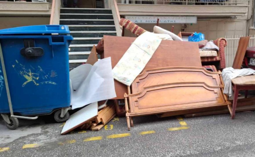 Πρόστιμο 3.000 ευρώ σε πολίτη που πέταξε έπιπλα σε δρόμο της Θεσσαλονίκης, δείτε φωτογραφία