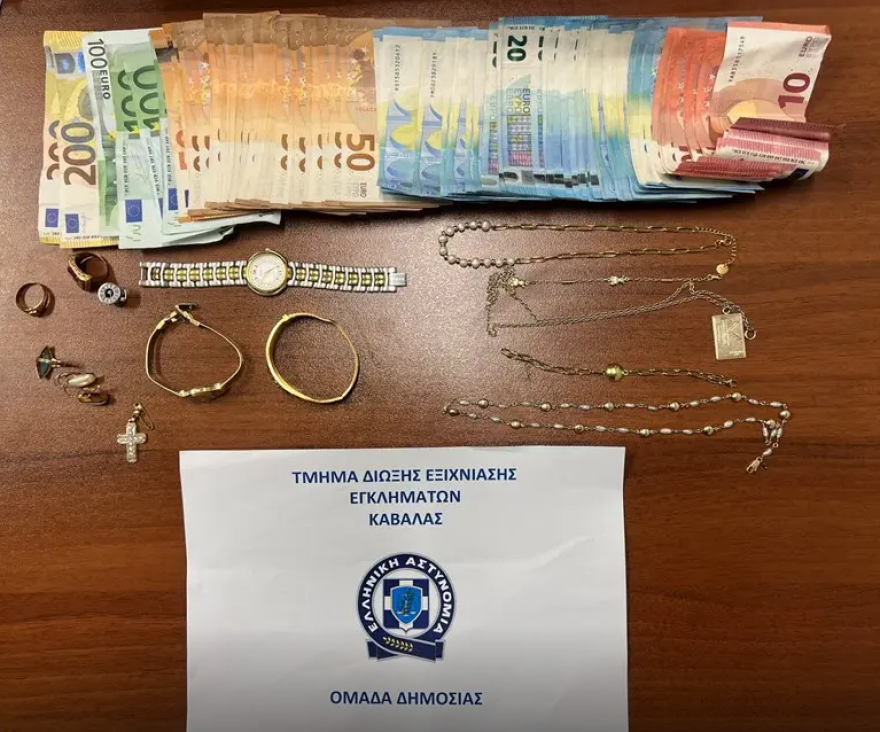 Σύλληψη πέντε μελών σπείρας που εξαπατούσε πολίτες, σε Καβάλα και Θεσσαλονίκη, κατασχέθηκαν μετρητά και χρυσαφικά