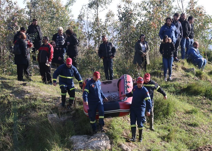 ereunes-kriti-varka  Εντοπίστηκε το αυτοκίνητο της οικογένειας στην Κρήτη - Εντόπισαν δύο νεκρούς ereunes kriti varka